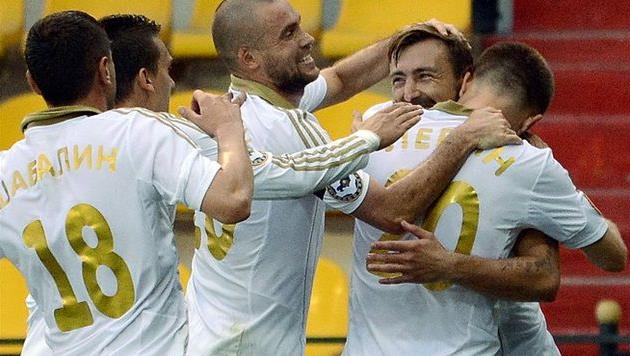 Алексей Антонов в объятиях партнеров, uefa.com