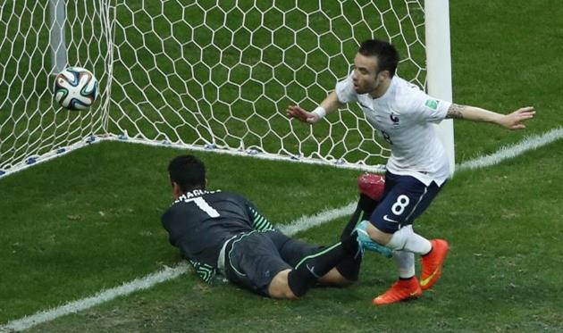 Один из пяти мячей, побывавших в сетке швейцарских ворот