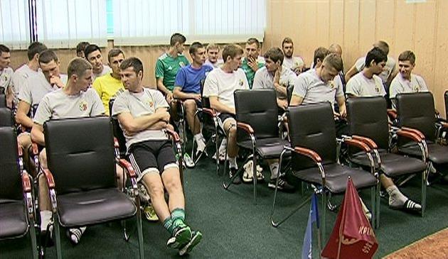 Собрание команды. В желтой футболке - Евгений Писоцкий, фото - Евгений Брыж, Football.ua