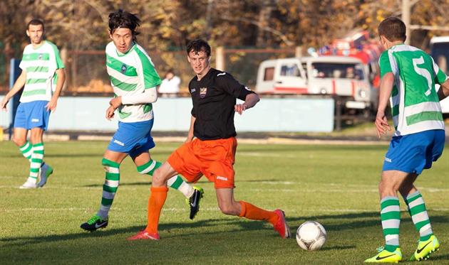 Юрий Комягин (в центре) был лидером новокаховчан в минувшем сезоне, фото fckristal.at.ua