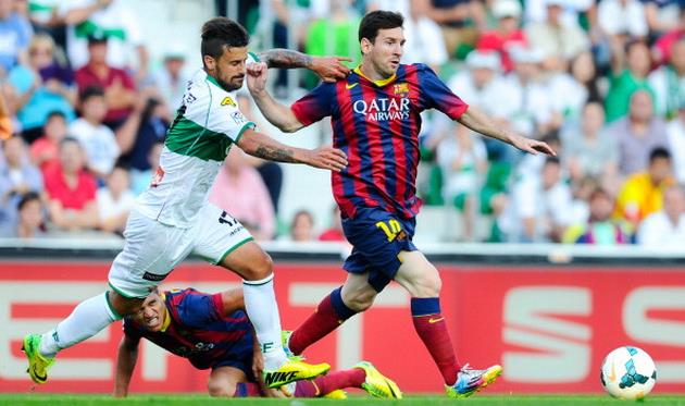 Хави Маркес в борьбе с Месси, фото getty images