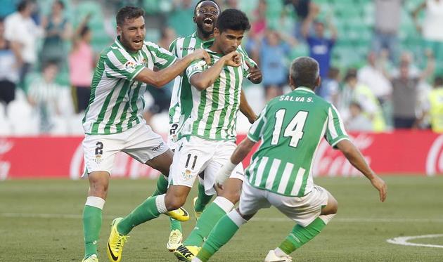 партнеры по Бетису поздравляют Хуанфрана, фото as.com