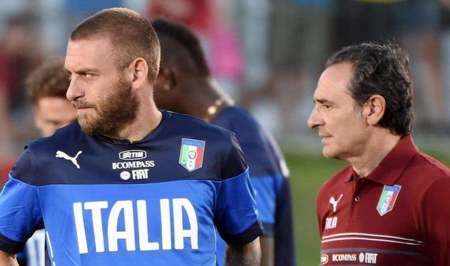 До сих пор карьера Де Росси (слева) ограничивалась двумя командами - Ромой и сборной Италии, corrieredellosport.it