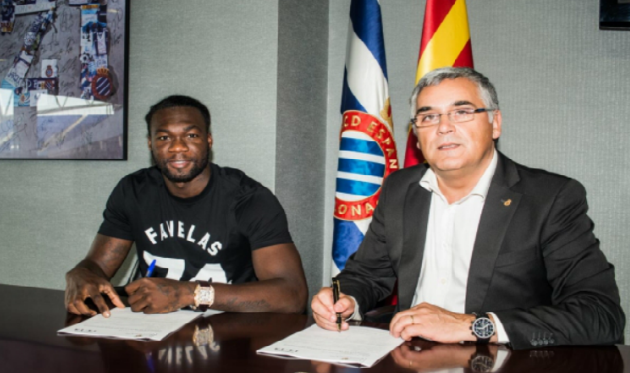 Фелипе Кайседо подписывает контракт, фото www.rcdespanyol.com