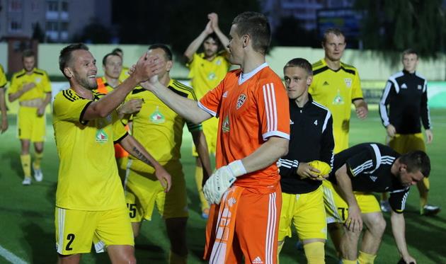 Илья Галюза (слева) ликует: его гол помог солигорскому Шахтеру пройти Дерри Сити