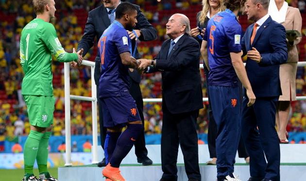 Ленс получает бронзовую медаль от Блаттера, фото getty images