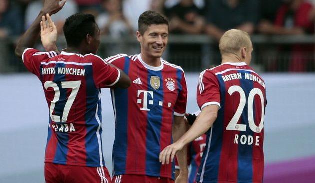 Роберт Левандовски (в центре), fcbayern.de