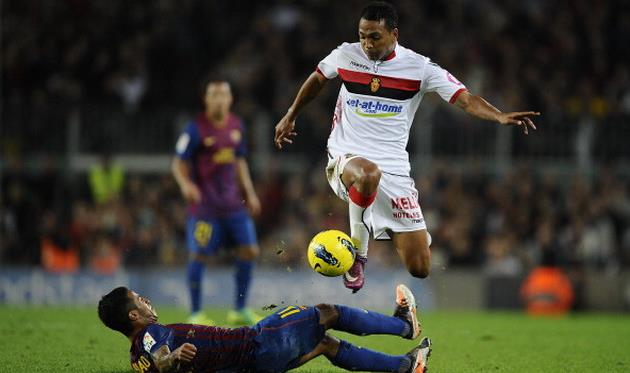 Нсуе перепрыгивает игрока Барсы, фото getty images