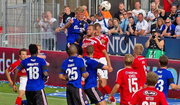 Андреас Корнелиус (выше всех), фото fck.dk