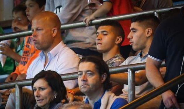 Закария Баккали на трибунах стадиона Остенде, фото  Le Soir