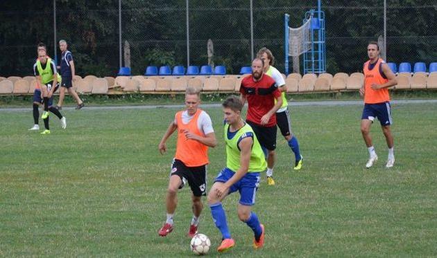 Тарас Дурай (на заднем плане с бородой), fcnyva.com