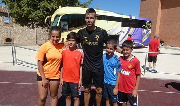 Дель Мораль с молодыми болельщиками Эйбара, фото diariovasco.com