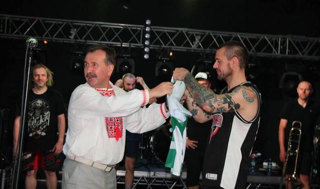 Владимир Миколаенко (слева) вручает футболку ФК Кристалл группе Ляпис Трубецкой, фото facebook.com