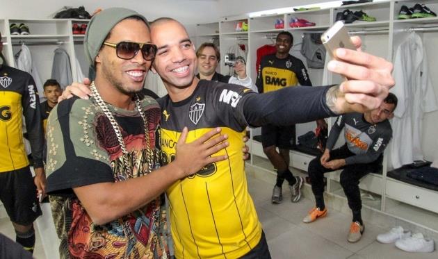 Роналдиньо и Тарделли: прощальное селфи, фото atletico.com.br