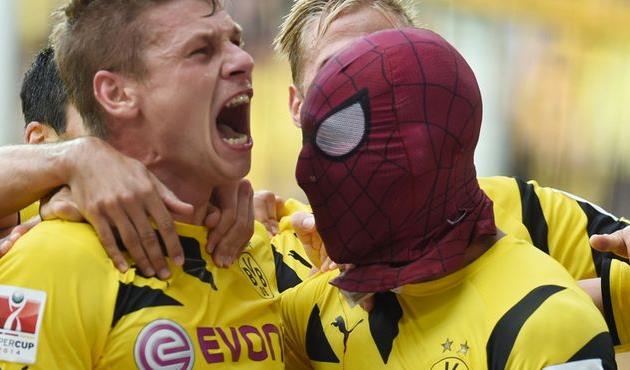 Обамеянг празднует взятие баварских ворот, фото kicker.de