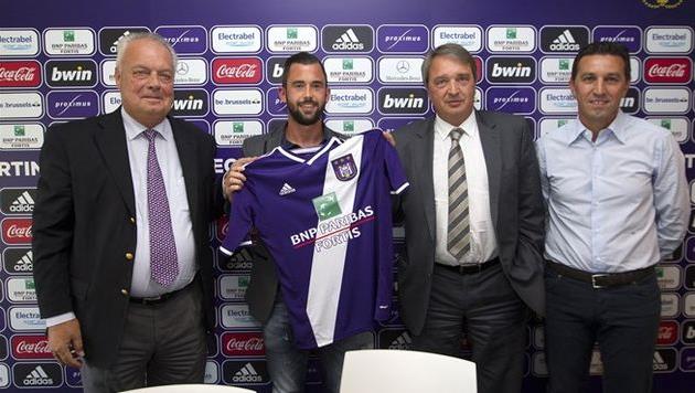 Стивен Дефур (с футболкой в руках), uefa.com