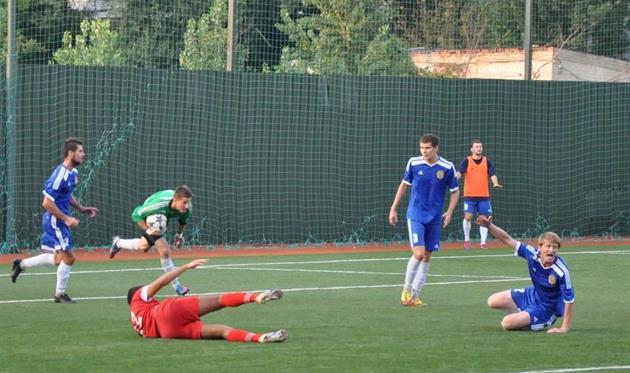 Борзенко (крайний справа) забил победный мяч в ворота лидеров, фото fckremen.com