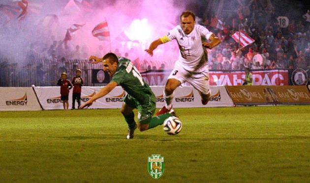 Симинин аккуратно сбивает Кополовца, фото fckarpaty.lviv.ua