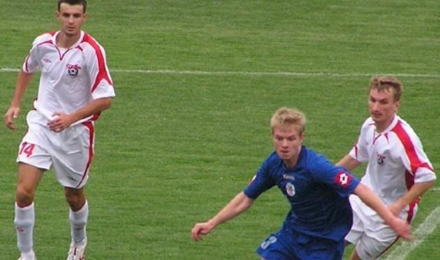 2007 год. Скарлош (в синем) еще в составе днепродзержинцев играет против алчевцев, фото А.Цыганенко, fcstal.lg.ua