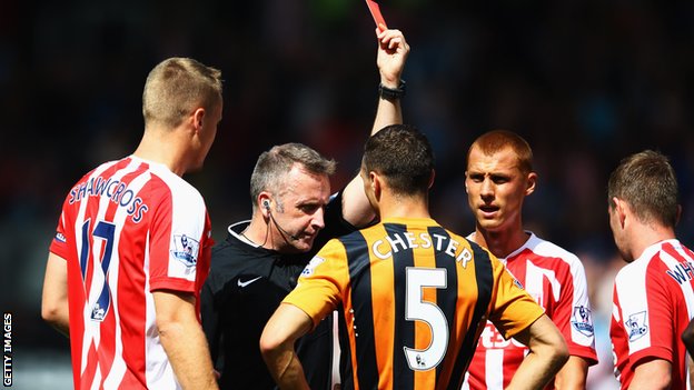 Джеймс Честер был удален на 14-й минуте, Getty Images