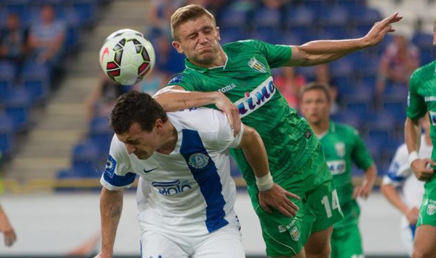 Сергийчук в борьбе с Федецким, фото Станислава Ведмидя, Football.ua