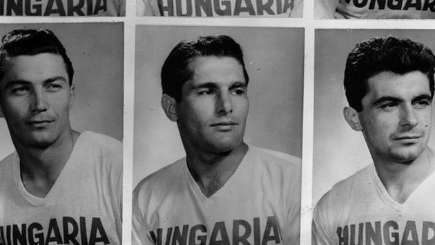 Карой Шандор (в центре) на фотографии 1958 года, uefa.com