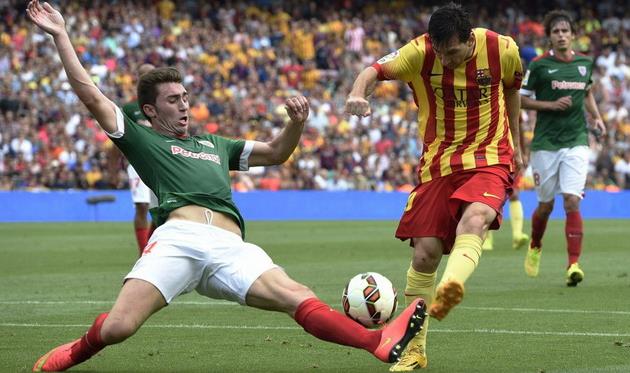 На счету Месси два ассиста, а Ляпорт (слева) допустил роковую ошибку, фото Llius Gene (AFP)