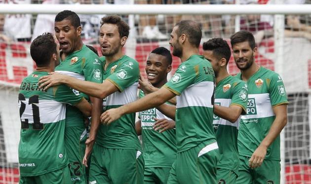 Партнеры поздравляют Джонатаса с забитым мячом, фото Alberto Martín (EFE)