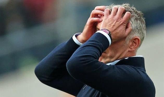 Сломка держится за голову, чтобы не полетела, фото getty images