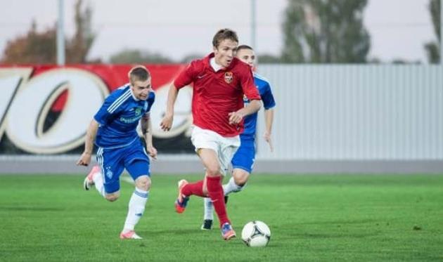 Комсомольчанин Герасимец (в красном) еще недавно играл за Гелиос, а теперь будет противостоять своей бывшей команде в одном из самых интригующих матчей тура, фото fcdynamo.kiev.ua