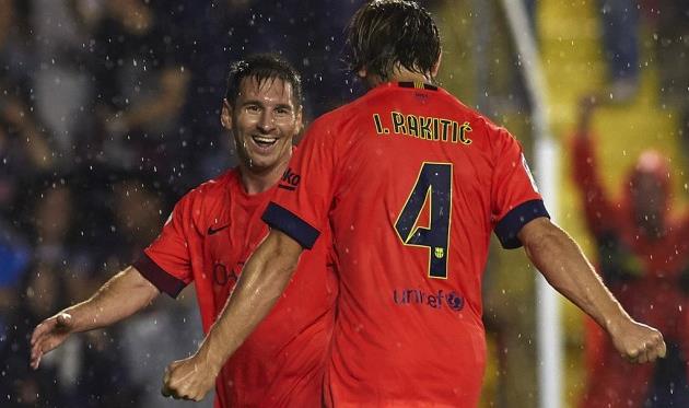 Ракитич принимает поздравления от Месси, Getty Images