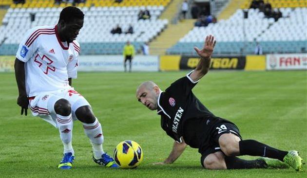 Майкл Бабатунде (слева), фото Football.ua