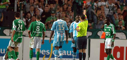 Тайво удаляется с поля в матче с 