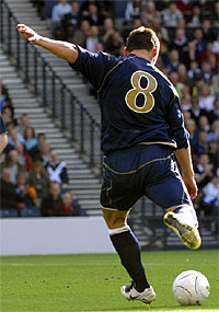 Ли Маккалок забивает второй мяч, scotsman.com