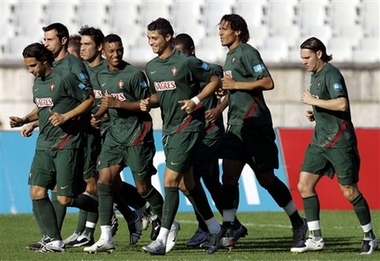 С казахами португальцы попробуют справиться и без Нуну Гомеша, фото AP