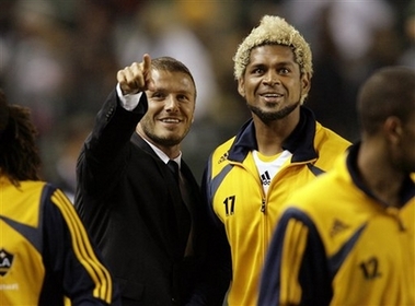 Бекхэм показывает, куда отправит тренера, фото АР