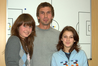 Сергей Долганский с поклонницами, фото vorskla.com.ua