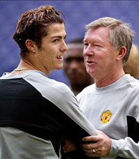 После нападения Ферги обзавелся бодигардом :)