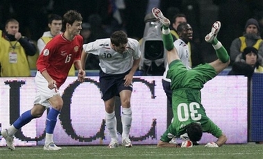 Владимир Габулов (кверху ногами), фото AP