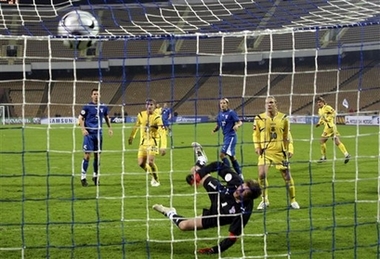 Очередной гол в ворота фарерцев на фоне пустых трибун, фото AP