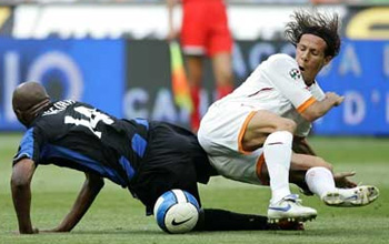 В футбол играют не только ногами... 