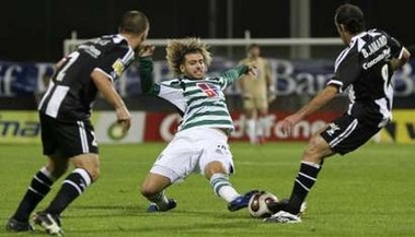 Велосо против двух противников, фото Reuters