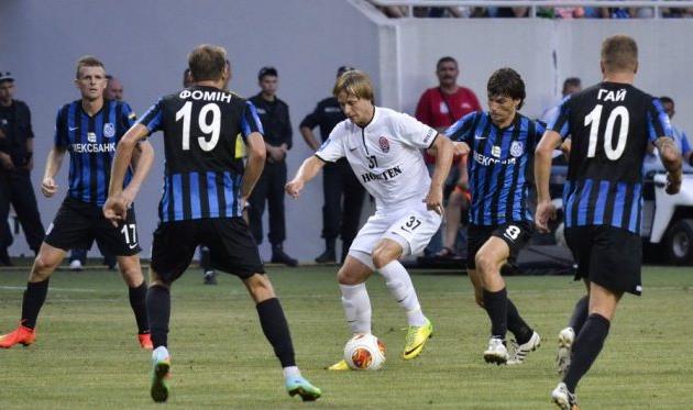 Дмитрий Хомченовский в окружении игроков Черноморца, фото Football.ua