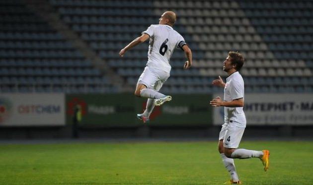 Никита Каменюка (в прыжке), фото И.Хохлова, Football.ua