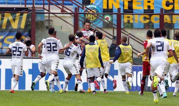 Партнеры поздравляют Экдаля с очередным голом, Getty Images