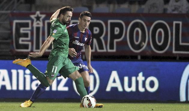 Моралес открывает счет, но Берхон тоже еще забьет, фото Javier Etxezarreta (EFE)