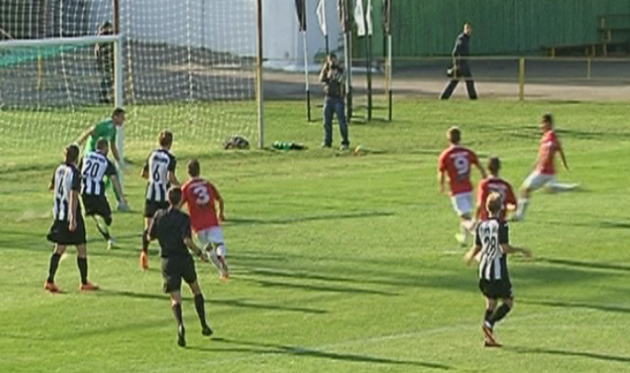 Горняк забивает второй гол, фото football.ua