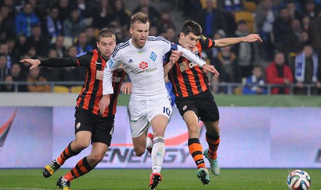 Андрей Ярмоленко в борьбе с соперниками, фото И. Хохлова, Football.ua