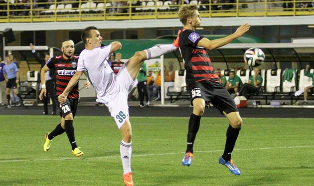 Ковпак против игроков Карпат, фото Олега Дубины, Football.ua