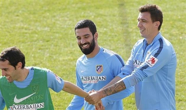 Арда Туран (в центре), AS